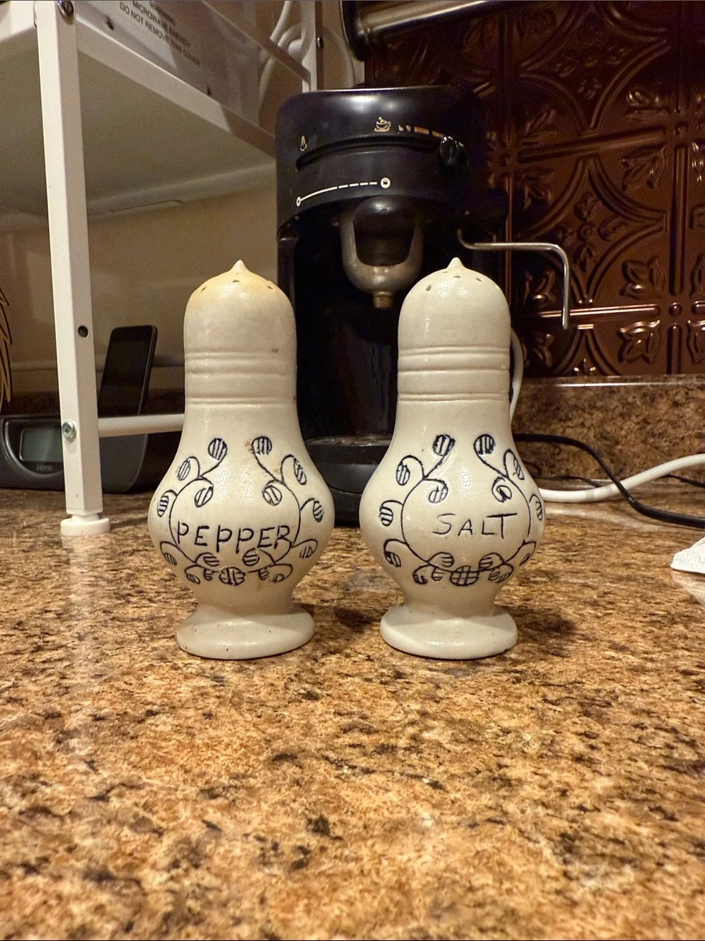 Vintage Pfaltzgraff Salt and Pepper Ceramic Shakers - - Picture 2 of 2